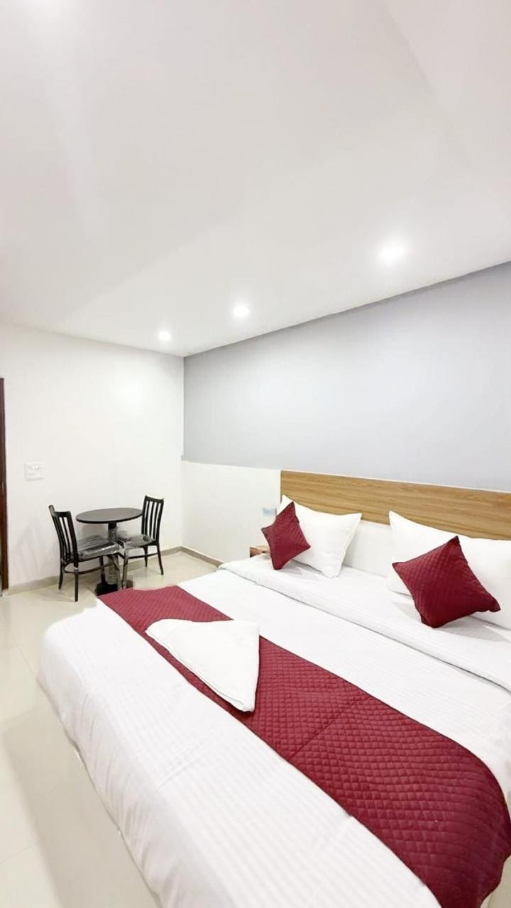 Hotel Modern Town Nuova Delhi Esterno foto