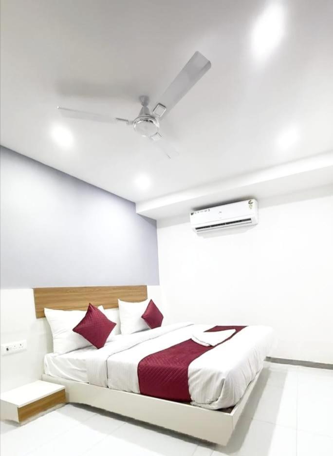 Hotel Modern Town Nuova Delhi Esterno foto